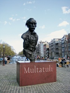 Standbeeld Multatuli in Amsterdam. Foto: http://entoen.nu/media/_600/31_Standbeeld_Multatuli.jpg