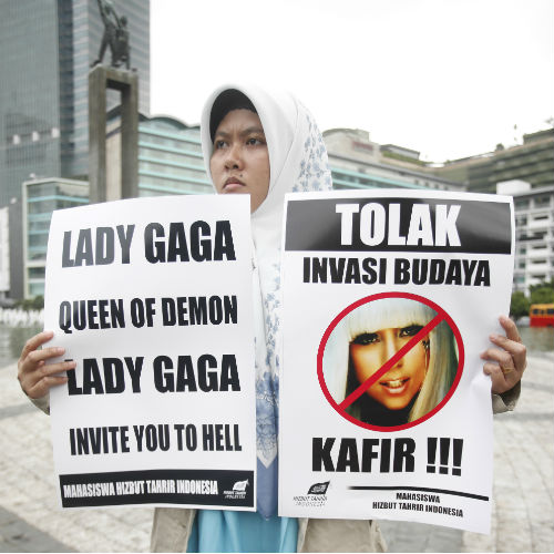 Protesten tegen Lady Gaga's concert. Foto: blog.zap2it.com