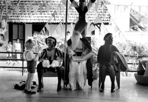 Sinterklaas op de Montessorischool te Malang, Java, in 1935. Bron: innl.nl